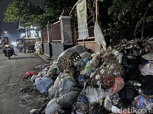 Lahan Lelang di Surabaya Jadi TPS Dadakan, Warga Keluhkan Bau Tak Sedap Lahan Lelang di Surabaya Jadi TPS Dadakan, Warga Keluhkan Bau Tak Sedap