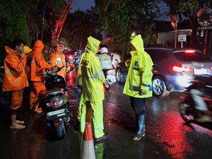 Diguyur Hujan, 2 RT di Mampang dan Jalan Kemang Utara IX Sempat Banjir Diguyur Hujan, 2 RT di Mampang dan Jalan Kemang Utara IX Sempat Banjir