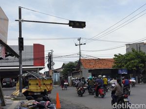 Bahayakan Pengendara, Lampu Lalin di Jalan Pangeran Drajat Cirebon Mati