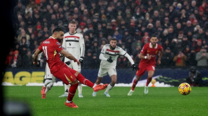 Soccer Football - Premier League - Liverpool v Manchester United - Anfield, Liverpool, Britain - January 5, 2025 Liverpools Mohamed Salah scores their second goal from the penalty spot REUTERS/Phil Noble EDITORIAL USE ONLY. NO USE WITH UNAUTHORIZED AUDIO, VIDEO, DATA, FIXTURE LISTS, CLUB/LEAGUE LOGOS OR LIVE SERVICES. ONLINE IN-MATCH USE LIMITED TO 120 IMAGES, NO VIDEO EMULATION. NO USE IN BETTING, GAMES OR SINGLE CLUB/LEAGUE/PLAYER PUBLICATIONS. PLEASE CONTACT YOUR ACCOUNT REPRESENTATIVE FOR FURTHER DETAILS..