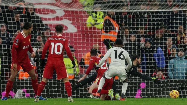 Soccer Football - Premier League - Liverpool v Manchester United - Anfield, Liverpool, Britain - January 5, 2025 Manchester United's Amad Diallo scores their second goal past Liverpool's Alisson Becker REUTERS/Phil Noble EDITORIAL USE ONLY. NO USE WITH UNAUTHORIZED AUDIO, VIDEO, DATA, FIXTURE LISTS, CLUB/LEAGUE LOGOS OR 'LIVE' SERVICES. ONLINE IN-MATCH USE LIMITED TO 120 IMAGES, NO VIDEO EMULATION. NO USE IN BETTING, GAMES OR SINGLE CLUB/LEAGUE/PLAYER PUBLICATIONS. PLEASE CONTACT YOUR ACCOUNT REPRESENTATIVE FOR FURTHER DETAILS..
