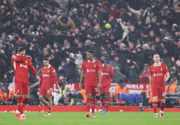 LIVERPOOL, ENGLAND - JANUARY 05: Ryan Gravenberch of Liverpool, centre, and Liverpool players react to their side conceding a second goal during the Premier League match between Liverpool FC and Manchester United FC at Anfield on January 05, 2025 in Liverpool, England. (Photo by Alex Livesey - Danehouse/Getty Images)