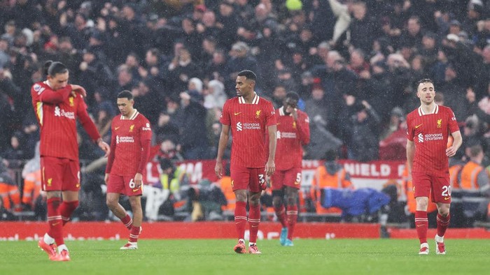 LIVERPOOL, ENGLAND - JANUARY 05: Ryan Gravenberch of Liverpool, centre, and Liverpool players react to their side conceding a second goal during the Premier League match between Liverpool FC and Manchester United FC at Anfield on January 05, 2025 in Liverpool, England. (Photo by Alex Livesey - Danehouse/Getty Images)