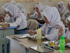 Kegembiraan Siswa di Pangandaran Santap Makan Bergizi Gratis