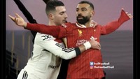 Diogo Dalot ketat menempel Mohamed Salah, walaupun pemain asal Mesir itu lantas tetap mampu bikin gol dari titik putih untuk membawa Liverpool balik memimpin 2-1 di menit ke-70. Foto: dok. Internet/X (Twitter)