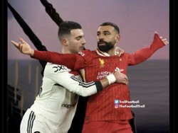 Diogo Dalot ketat menempel Mohamed Salah, walaupun pemain asal Mesir itu lantas tetap mampu bikin gol dari titik putih untuk membawa Liverpool balik memimpin 2-1 di menit ke-70. Foto: dok. Internet/X (Twitter)