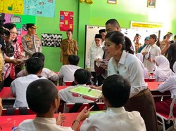 Meutya Cek Makan Bergizi Gratis di Depok, Menunya Ayam-Sayur Tumis