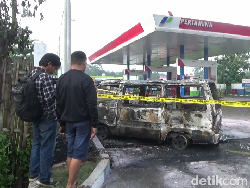 Minibus Terbakar Saat Hendak Isi BBM di SPBU Tempeh Lumajang