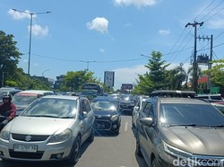 Mobil Parkir Makan Setengah Badan Jalan Pettarani Makassar, Lalin Tersendat