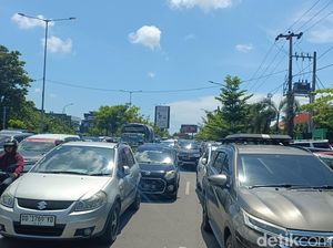 Mobil Parkir Makan Setengah Badan Jalan Pettarani Makassar, Lalin Tersendat Mobil Parkir Makan Setengah Badan Jalan Pettarani Makassar, Lalin Tersendat