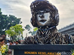 Wajah Baru Simpang Padalarang, Ada Tugu Pria Berhelm dari Knalpot