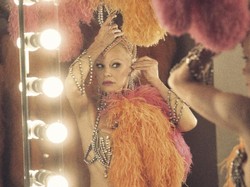 Kisah Pamela Anderson Hampir Mati di Pesawat