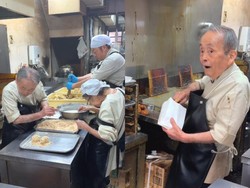 Salut! Pasangan Lansia Ini Semangat Jualan Kroket Selama 45 Tahun