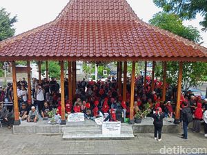 Pedagang Teras Malioboro 2 Geruduk DPRD Jogja, Ngotot Undian Lapak Diulang Pedagang Teras Malioboro 2 Geruduk DPRD Jogja, Ngotot Undian Lapak Diulang