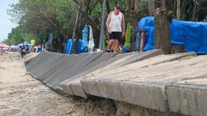 Pedestrian di Pantai Kuta Rusak Tergerus Gelombang Tinggi