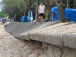 Pedestrian di Pantai Kuta Rusak Tergerus Gelombang Tinggi