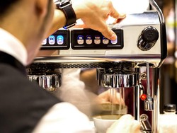 Karyawan Kantoran Jadi Pelayan Kafe, Curhat Kerjaan Lebih Menantang