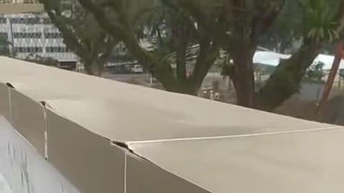 Penampakan ACP di overpass Stasiun Kereta Api Medan terlepas padahal gres didirikan (Dok. Istimewa)