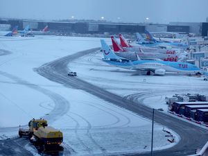 Penampakan Salju Tebal Selimuti Bandara Manchester Penampakan Salju Tebal Selimuti Bandara Manchester