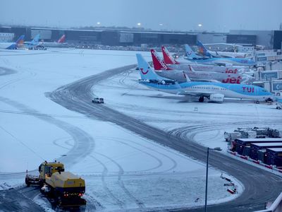 Penampakan Salju Tebal Selimuti Bandara Manchester