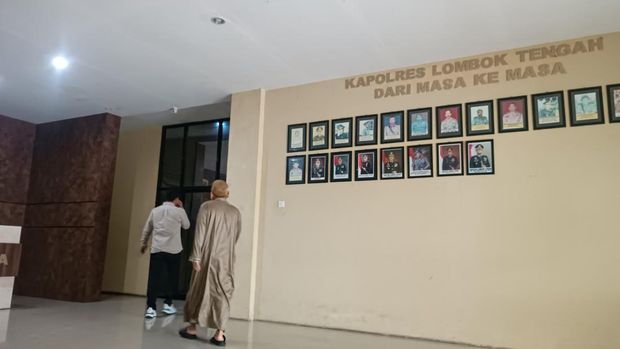 TQH ketika memasuki ruangan penyidik Unit PPA Polres Lombok Tengah. Foto: (Edi Suryansyah/detikBali)