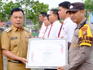 Plt Bupati juga Ganjar Penghargaan Pak Bhabin Pustaka Digital di Meranti