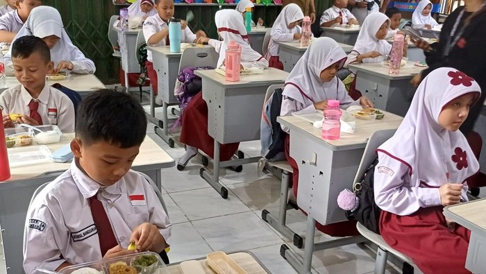 Program makan bergizi gratis di SDN 25 Palembang