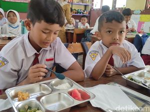 6.003 Paket Makan Bergizi Gratis Mulai Distribusikan di Sidoarjo 6.003 Paket Makan Bergizi Gratis Mulai Distribusikan di Sidoarjo