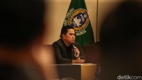 Ketua Umum PSSI Erick Thohir memberikan keterangan pers terkait pemberhentian Shin Tae-yong sebagai melatih Timnas Indonesia di Jakarta, Senin (6/1/2025).