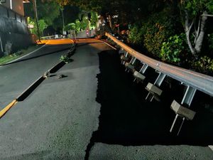 PDAM Buleleng Tutup Aliran Pipa Bocor di Jalan Singaraja-Amlapura PDAM Buleleng Tutup Aliran Pipa Bocor di Jalan Singaraja-Amlapura