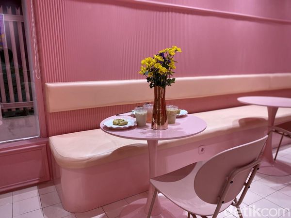 Cewek Kue Wajib Mampir! Kafe Serba Pink Ini Punya Dessert Cantik