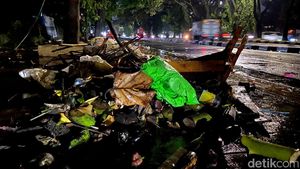 Penampakan Sampah di Jalan Soekarno Hatta Bandung Usai Banjir
