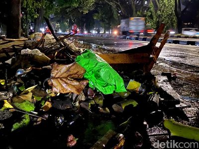 Penampakan Sampah di Jalan Soekarno Hatta Bandung Usai Banjir