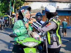 Satlantas Polres Pasuruan Bagi-bagi Helm SNI ke Pengguna Jalan