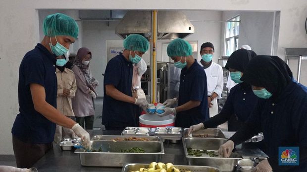 Satuan Pemenuhan Pelayanan Gizi (SPPG) Halim Perdanakusuma berjulukan 'Dapur Sehat Anak Bangsa' menyiapkan menu makan bergizi cuma-cuma (MBG) berisi menu ayam teriyaki, sayur buncis, nasi dan pisang, Jakarta Senin, (6/1/2025). (CNBC Indonesia/Muhammad Sabki)