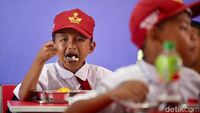 Senangnya Anak-anak Dapat Makan Bergizi Gratis
