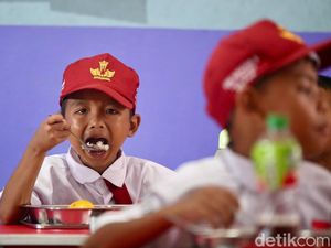 Senangnya Anak-anak Dapat Makan Bergizi Gratis Senangnya Anak-anak Dapat Makan Bergizi Gratis