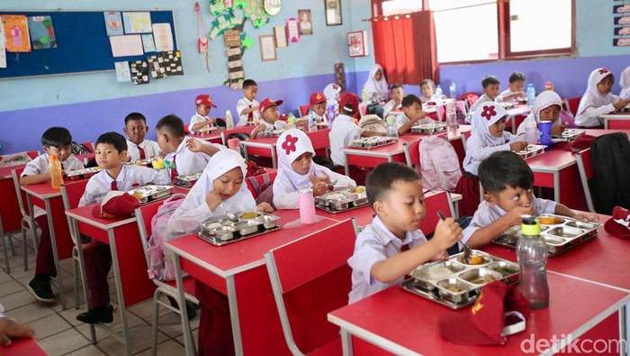 Program Makan Bergizi Gratis dimulai hari ini. Di SDN Sukatani 5, Depok, anak-anak makan dengan lahap.