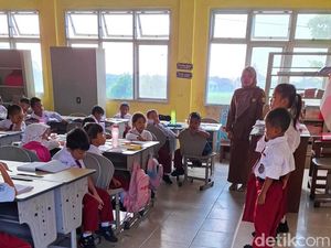 Cerianya Siswa SD di Palembang Masuk Sekolah Usai Libur Nataru