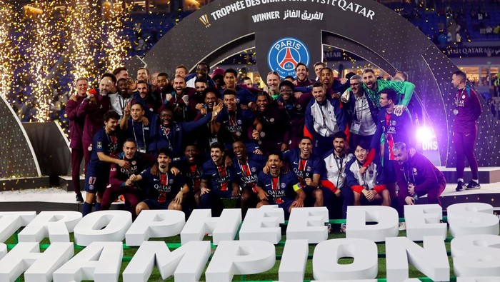Soccer Football - Trophee des Champions - Final - Paris St Germain v AS Monaco - Stadium 974, Doha, Qatar - January 5, 2025 Paris St Germain players pose for a team group photo after winning the French Super Cup REUTERS/Ibraheem Al Omari