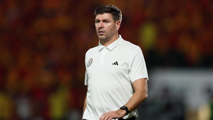 AD DAMMAM, SAUDI ARABIA - NOVEMBER 02: Steven Gerrard, Head Coach of Al-Ettifaq FC, looks on during the Saudi Pro League match between Al-Ettifaq and Al-Qadsiah at Al Ettifaq Stadium on November 02, 2024 in Ad Dammam, Saudi Arabia. (Photo by Yasser Bakhsh/Getty Images)