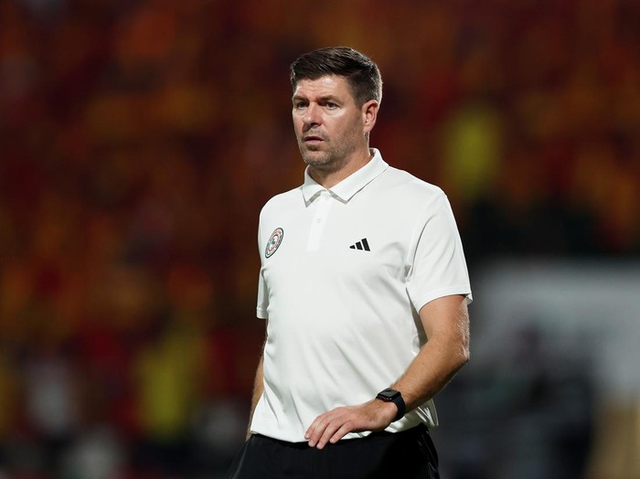 AD DAMMAM, SAUDI ARABIA - NOVEMBER 02: Steven Gerrard, Head Coach of Al-Ettifaq FC, looks on during the Saudi Pro League match between Al-Ettifaq and Al-Qadsiah at Al Ettifaq Stadium on November 02, 2024 in Ad Dammam, Saudi Arabia. (Photo by Yasser Bakhsh/Getty Images)