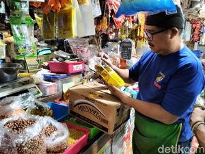 Keluh Kesah Pedagang-Warga Bandung soal Mahal dan Langkanya MinyakKita Keluh Kesah Pedagang-Warga Bandung soal Mahal dan Langkanya MinyakKita