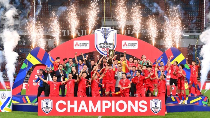 BANGKOK, THAILAND - JANUARY 05: Vietnam lift the ASEAN Mitsubishi Electric Cup trophy during the trophy presentation following the ASEAN Mitsubishi Electric Cup 2024 Final second leg match between Thailand and Vietnam at Rajamangala National Stadium on January 05, 2025 in Bangkok, Thailand. (Photo by Apinya Rittipo/Getty Images)