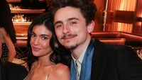 7 Momen Kylie Jenner dan Timothee Chalamet Pamer Mesra di Golden Globes 2025