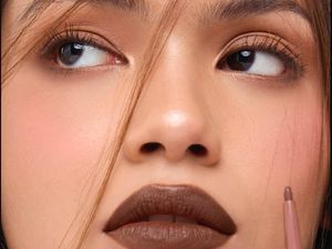 5 Makeup Bernuansa Mocha Mousse yang Jadi Tren Warna di 2025 5 Makeup Bernuansa Mocha Mousse yang Jadi Tren Warna di 2025