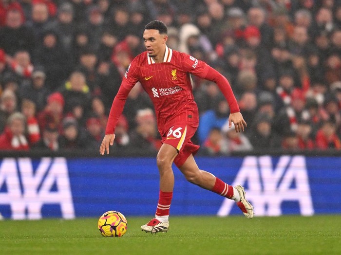 LIVERPOOL, ENGLAND - JANUARY 05: (THE SUN OUT, THE SUN ON SUNDAY OUT) Trent Alexander-Arnold of Liverpool runs with the ball during the Premier League match between Liverpool FC and Manchester United FC at Anfield on January 05, 2025 in Liverpool, England. (Photo by Liverpool FC/Liverpool FC via Getty Images)