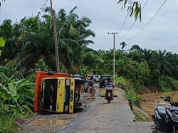 Truk Pengangkut Sawit Terguling Saat Lintasi Bekas Jalan Amblas di Muratara