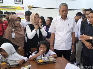 Wamensos Cek Makan Bergizi Gratis di SD Barunawati Jakbar, Menu Ayam Goreng Wamensos Cek Makan Bergizi Gratis di SD Barunawati Jakbar, Menu Ayam Goreng