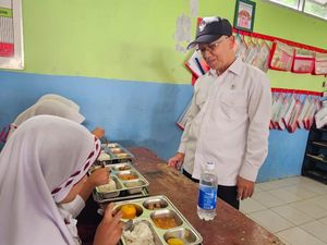 Tinjau Makan Bergizi Siswa SD di Bogor, Wamendikdasmen: 80% Belum Sarapan